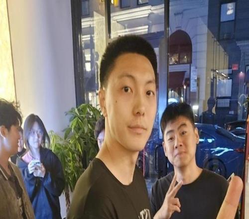 小曾穿籃網(wǎng)訓(xùn)練褲！網(wǎng)友在曼哈頓遇到曾凡博胡明軒：兩人都很友好