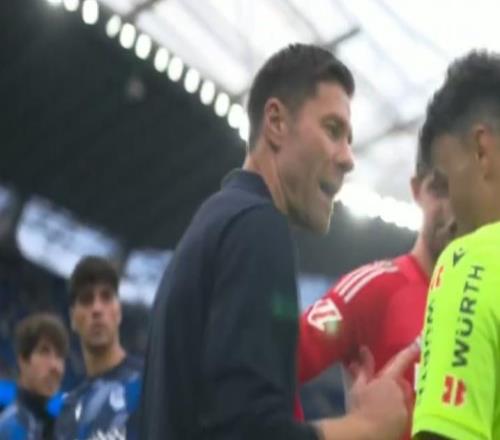 不滿裁判判罰！阿隆索入場要說法，染黃原因曝光，連喊難以置信