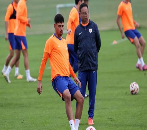 山東泰山隊備戰(zhàn)主場與云南玉昆隊的中超聯(lián)賽