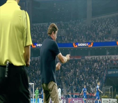 3失必進球！斯盧茨基抓狂，亞冠：申花痛失3分，球迷憤怒讓他走
